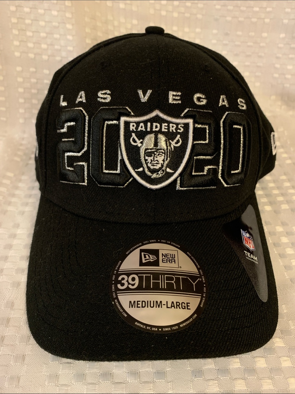 New Era Las Vegas Raiders Black 2020 Embroidered stretch cap, size M/L.